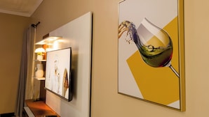 Eine Hotelhalle mit moderner Inneneinrichtung, darunter ein wandmontierter Fernseher und Kunstwerke.