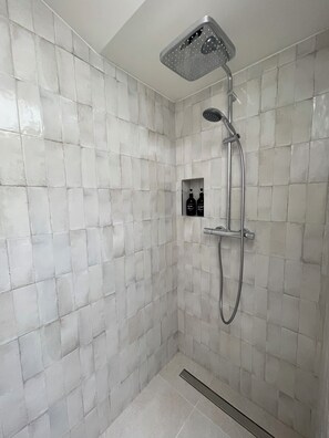 Ducha, secador de pelo, toallas y jabón