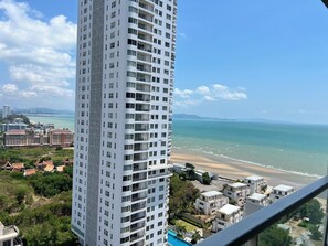 Deluxe Condo, 1 Queen Bed, Non Smoking, Kitchenette | Terrace/patio - Residence Veranda By Thita (Pattaya)