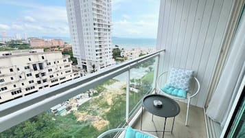 Deluxe Condo, 1 Bedroom | In-room safe, desk, laptop workspace, soundproofing