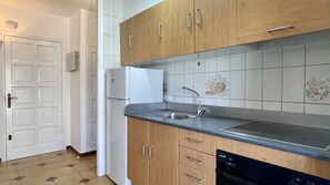 Kühlschrank, Mikrowelle, Ofen, Wasserkocher mit Kaffee-/Teezubehör