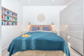 2 slaapkamers, donsdekens, individueel gedecoreerd