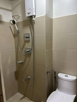 Sèche-cheveux, serviettes fournies, savon, papier toilette