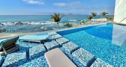 Elegante depa frente al malecón y cerca del centro