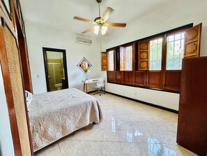 Escritorio, tabla de planchar con plancha, wifi gratis y ropa de cama 