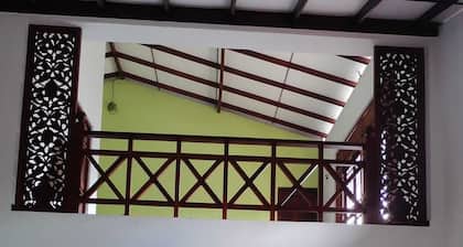 Home 4 BR Spacious suites with AC and WiFi in charming Biyagama