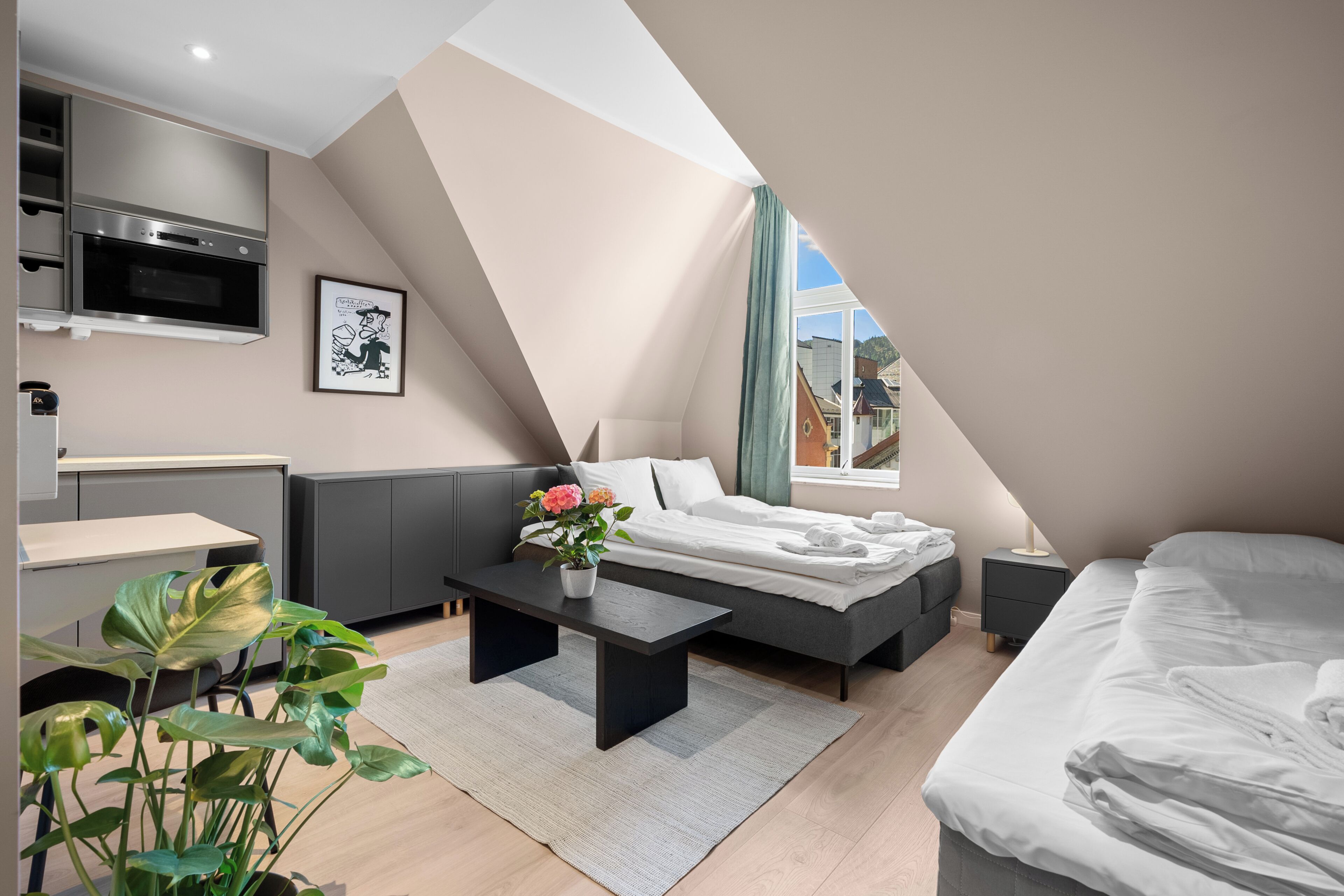 Ein modernes Schlafzimmer mit einem Bett, einem Nachttisch und einem großen Fenster.