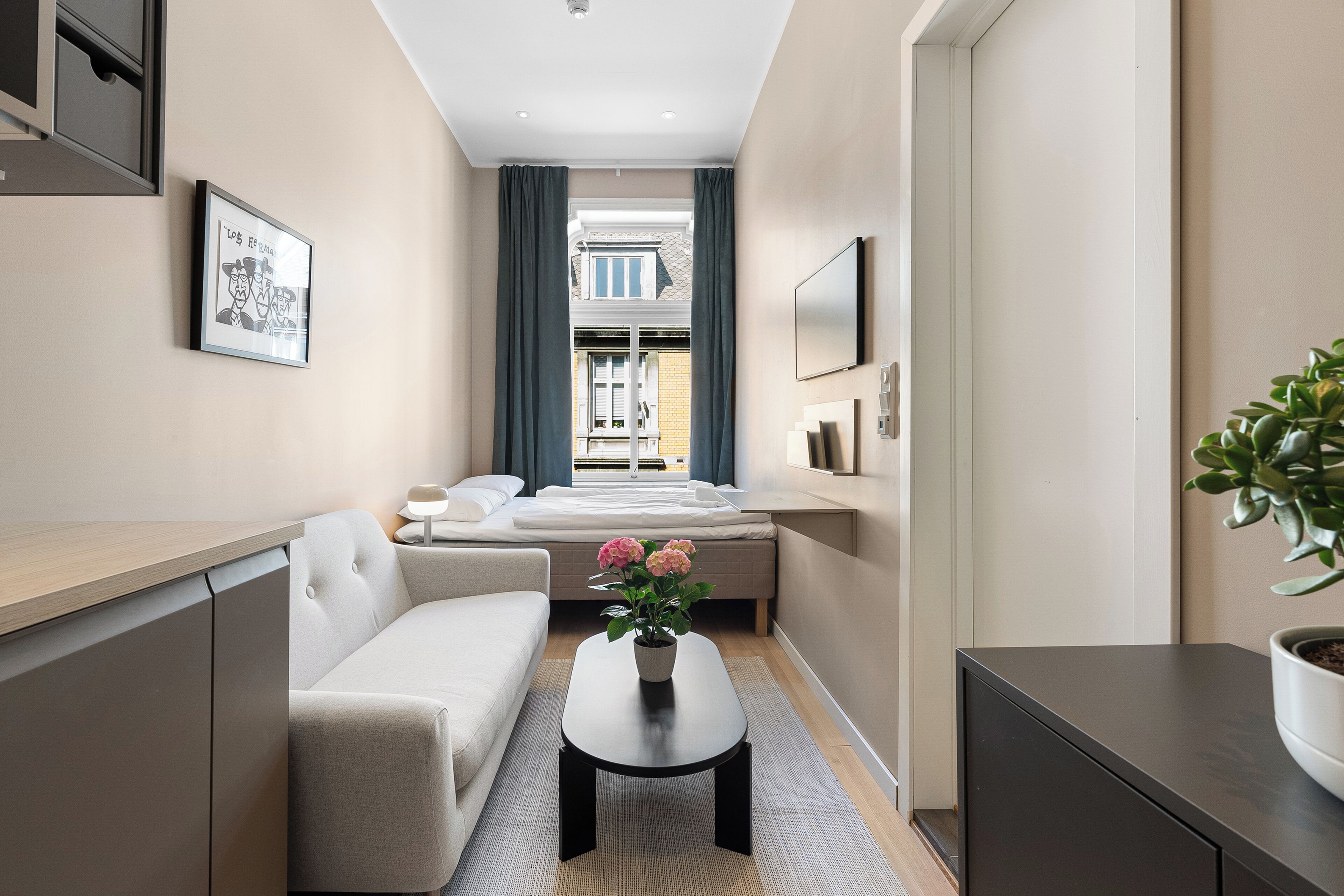 Een bureau, een laptopwerkplek, geluiddichte muren