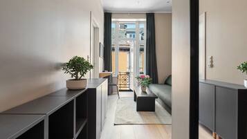 Meja kerja, ruang kerja ramah laptop, dan kedap suara