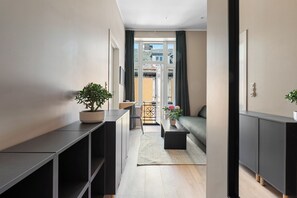 Escriptori i espai de treball apte per a portàtils 