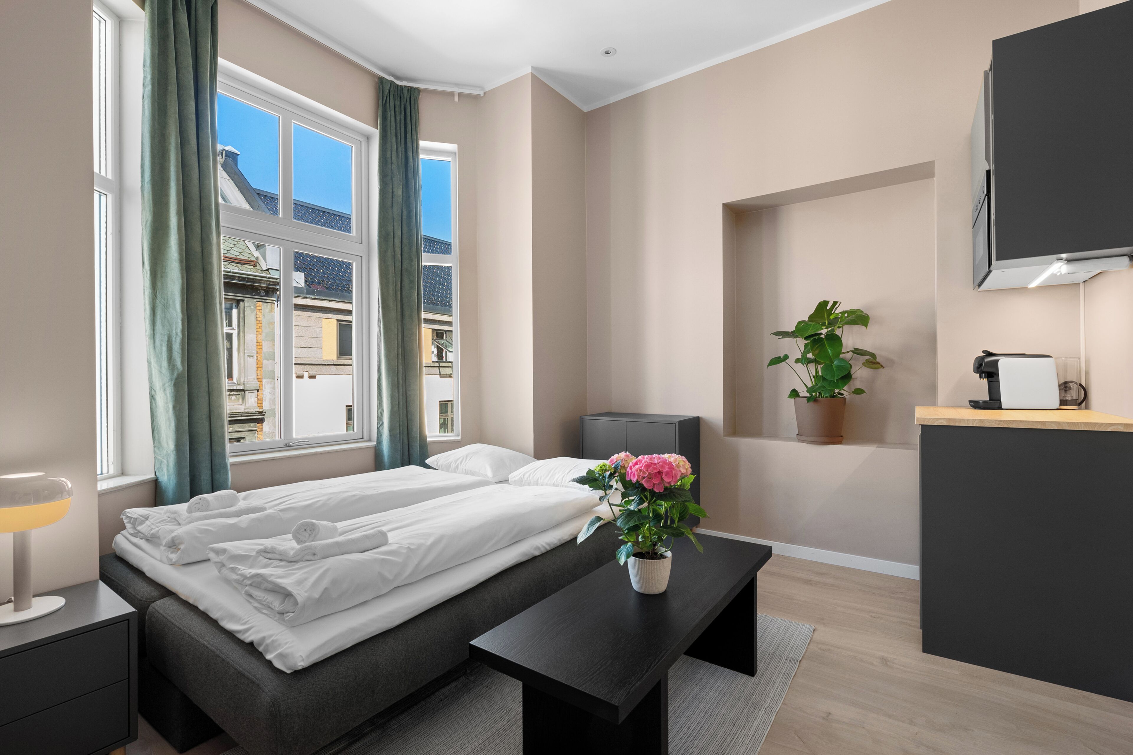 办公桌、笔记本电脑工作区、隔音、熨斗/熨衣板