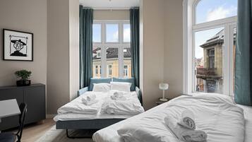 Quarto quádruplo, vista para a cidade | Escrivaninha, espaço de trabalho para notebook, quartos à prova de som