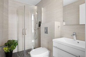 Quarto casal ou duplo, vista para a cidade | Banheiro | Chuveiro, produtos de toalete grátis, secador de cabelo 