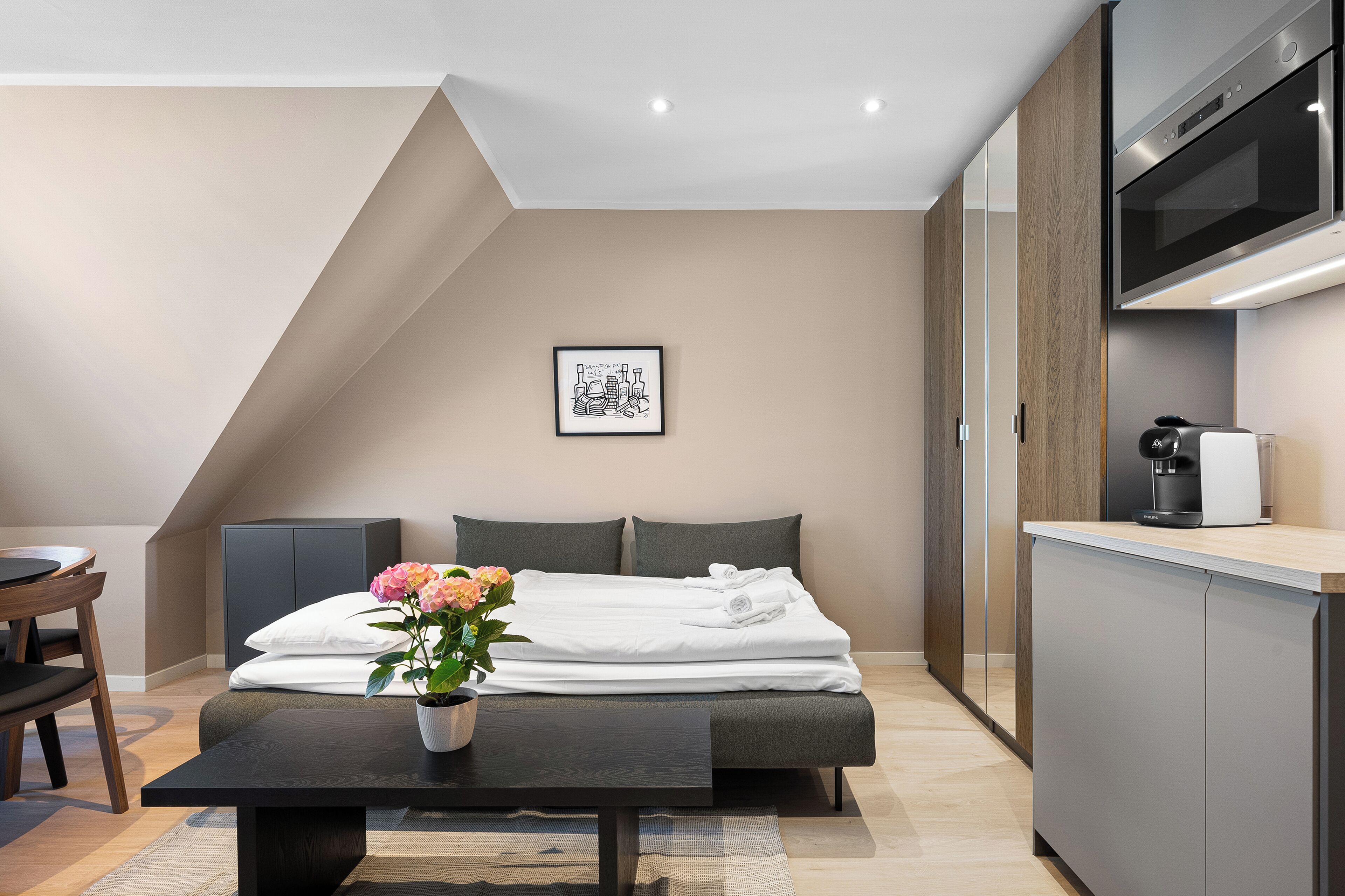 Firemannsrom | Skrivebord, skrivebord for bærbar PC, lydisolert og strykejern/-brett