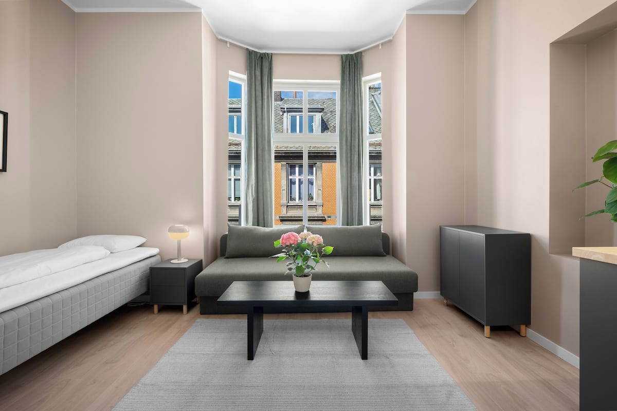 Dreibettzimmer, Stadtblick | Dusche im Bad