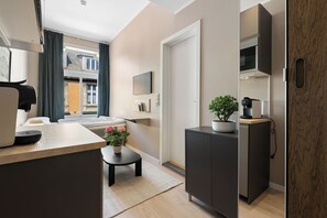 Schreibtisch, laptopgeeigneter Arbeitsplatz, schallisolierte Zimmer