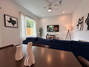 TV - Home Near Downtown Dallas
(Dallas)