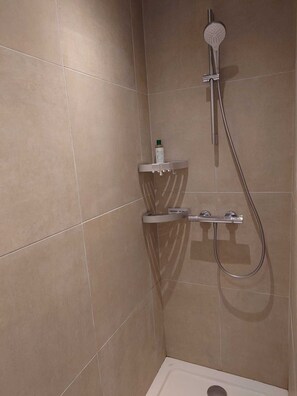 Dusche, Haartrockner, Handtücher