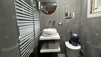 Doccia, asciugacapelli, asciugamani, sapone