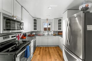 Køleskab, mikrobølgeovn, ovn, kogeplade