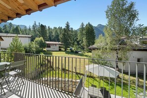 Outdoor dining - New 3½ room apartment on the 2nd floor, approx. (Pontresina)