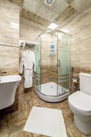 Family Room | Bathroom | Shower, rainfall showerhead, eco-friendly toiletries, hair dryer