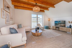 Fernseher, Kamin, DVD-Player, Tischfußball