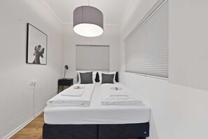 3 habitaciones, tabla de planchar con plancha, wifi y ropa de cama 