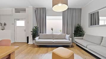 Televisio, DVD-soitin, pöytäjalkapallopöytä, stereot