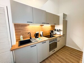 Réfrigérateur, four à micro-ondes, un four, surface de cuisson