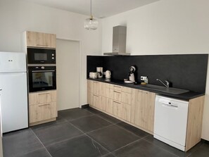 Réfrigérateur, micro-ondes, four, plaque de cuisson