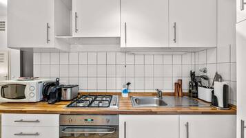 Kühlschrank, Mikrowelle, Ofen, Herdplatte