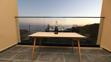 Two-Bedroom Apartment with Balcony and Sea View | 陽台