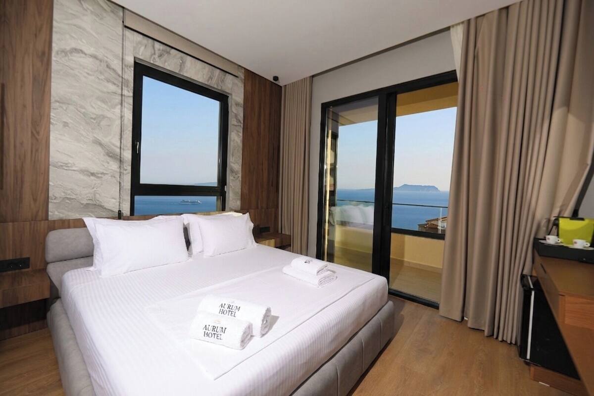 Deluxe Double Room, Sea View | Soundproofing, WiFi (free), bed sheets