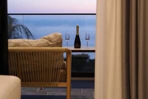 Two-Bedroom Apartment with Balcony and Sea View | Parveke