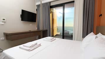 Two-Bedroom Apartment with Balcony and Sea View | Soundproofing, free WiFi, bed sheets