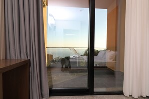 Two-Bedroom Apartment with Balcony and Sea View | Äänieristys, ilmainen Wi-Fi, vuodevaatteet