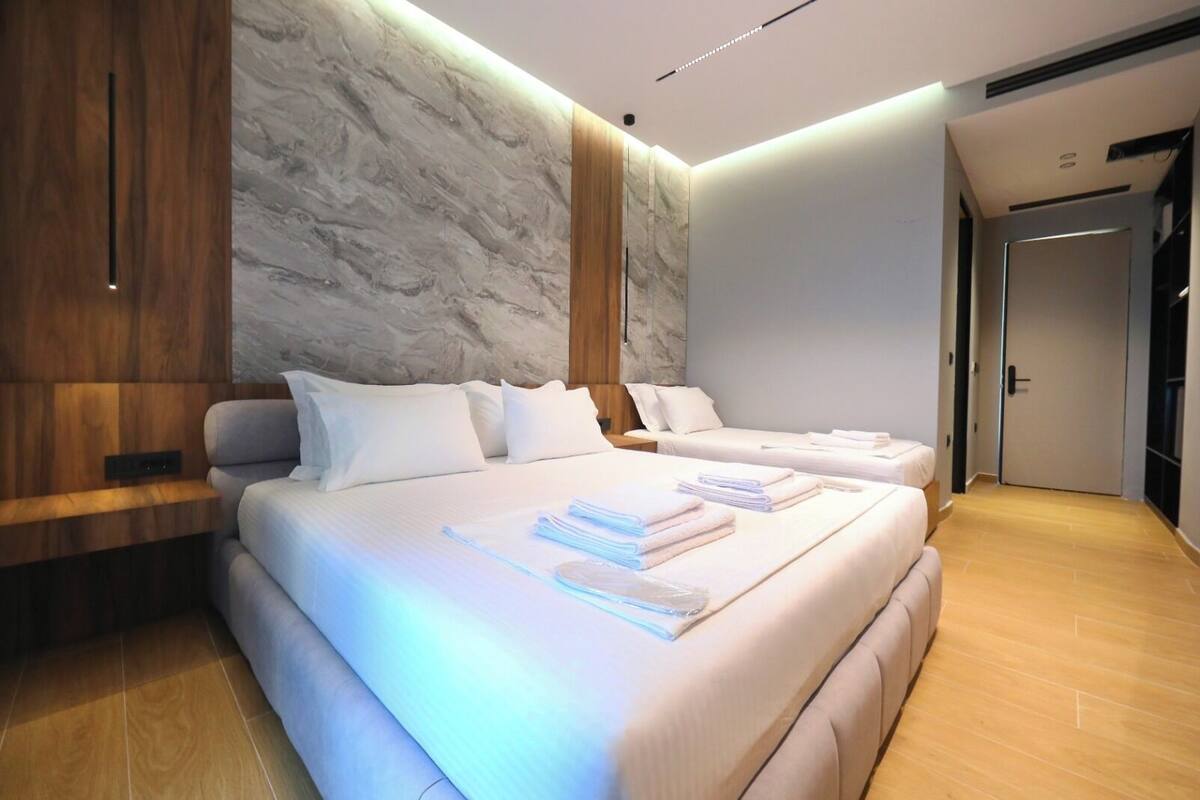 Deluxe Triple Room, Sea View | Soundproofing, WiFi (free), bed sheets