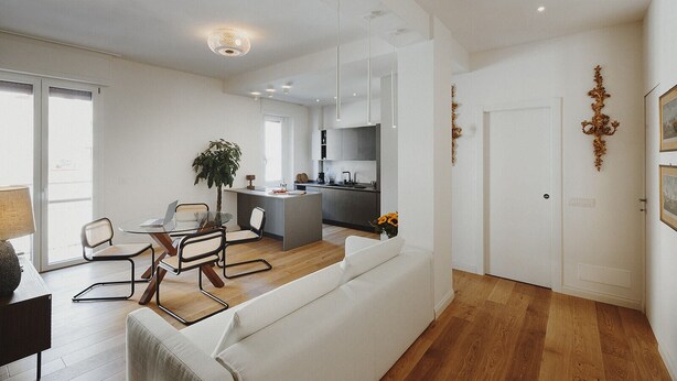 A modern apartment with a dining area, kitchen, and living room. - Ferrhouse 210 Eco & Chic (Firenze)