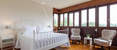 Planxa i posts de planxar, un bressol de viatge i Internet