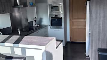 Frigorífico, microondas, horno y placa de cocina