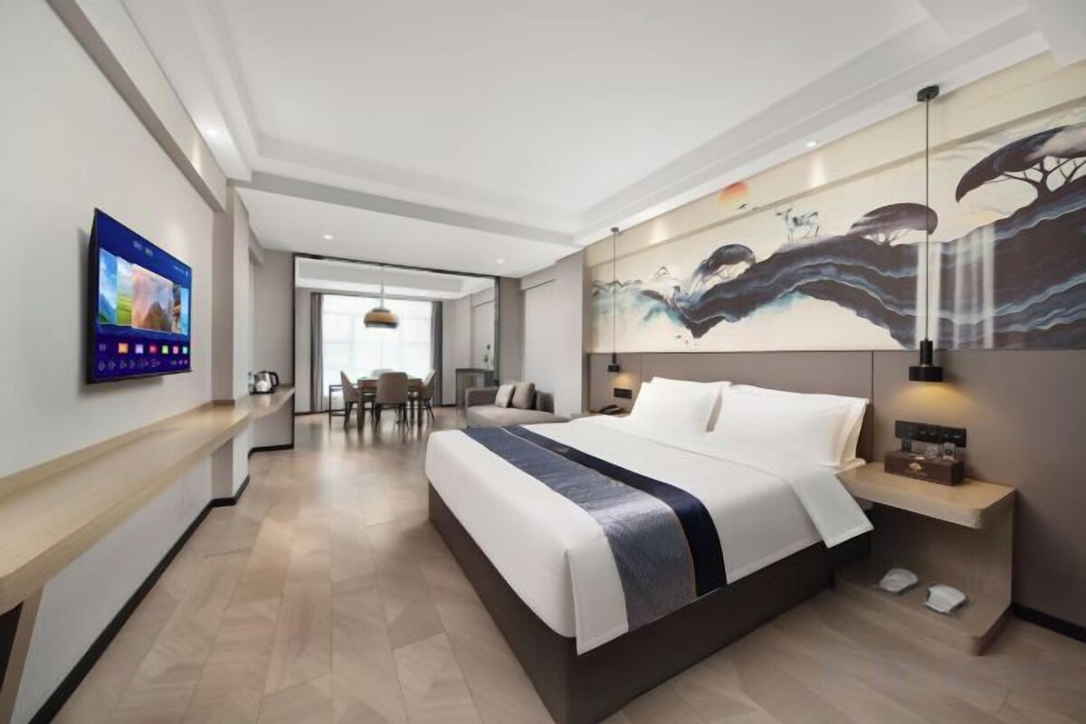 Featured Queen Room