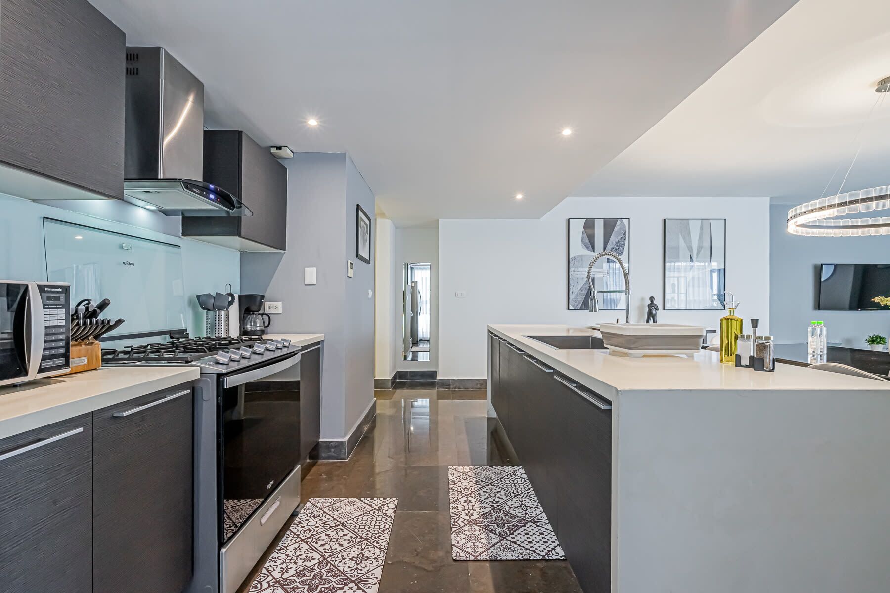 Refrigerador, microondas, cafetera/tetera, tostadora