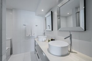 Douche, sèche-cheveux, serviettes fournies