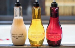 Three bottles of conditioner, shampoo, and body soap. - Kyomachi Hoshizuki (Kyoto)