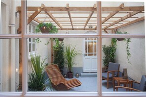 Higgihaus Apt 1 #36-37 Royal York Crescent | Terrace/patio - Higgihaus Apt1 36 37 Royal York Cres (Bristol)