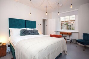 Apartment, 3 Bedrooms, Patio, City View | 3 bilik tidur, seterika/papan seterika, Wi-fi percuma 