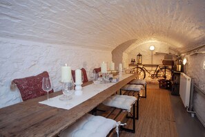 Higgihaus Apt 1 #36-37 Royal York Crescent | Dining room - Higgihaus Apt1 36 37 Royal York Cres (Bristol)