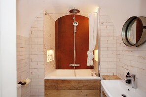 Higgihaus Apt 1 #36-37 Royal York Crescent | Bathroom - Higgihaus Apt1 36 37 Royal York Cres (Bristol)