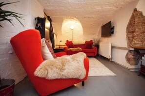 Apartment, 3 Bedrooms, Patio, City View | Ruang tamu | TV skrin rata 